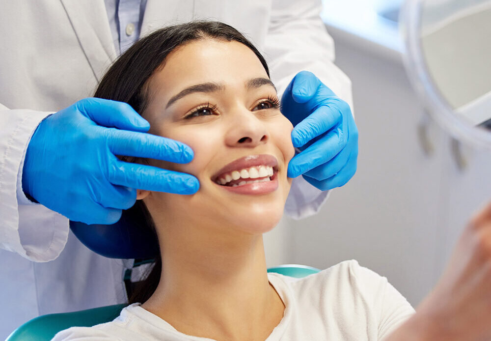 A Hollywood smile is a cosmetic dental treatment that gives perfectly aligned, white, and bright teeth. It creates a flawless, confident, and radiant smile.